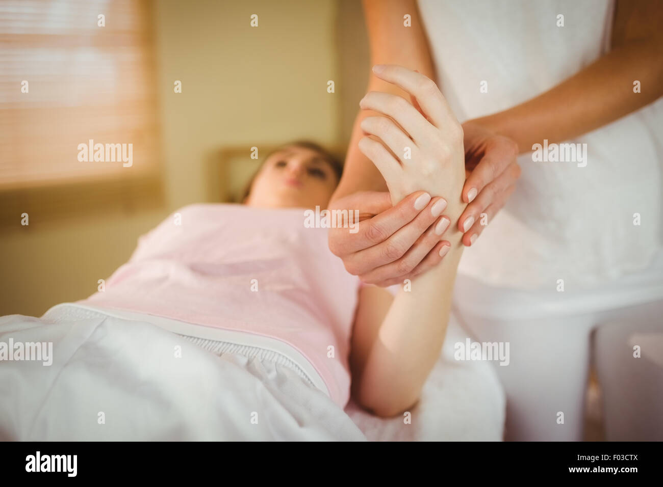 Young woman getting massage des mains Banque D'Images