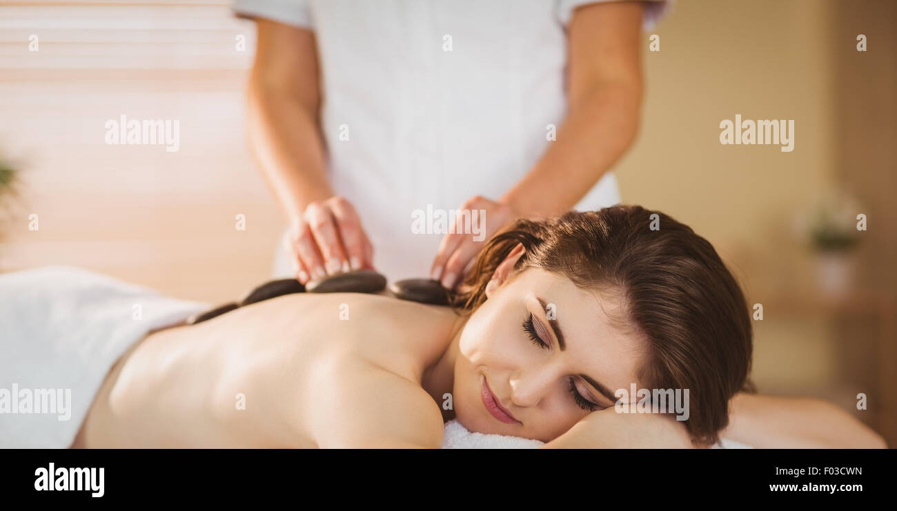 Young woman getting a massage aux pierres chaudes Banque D'Images