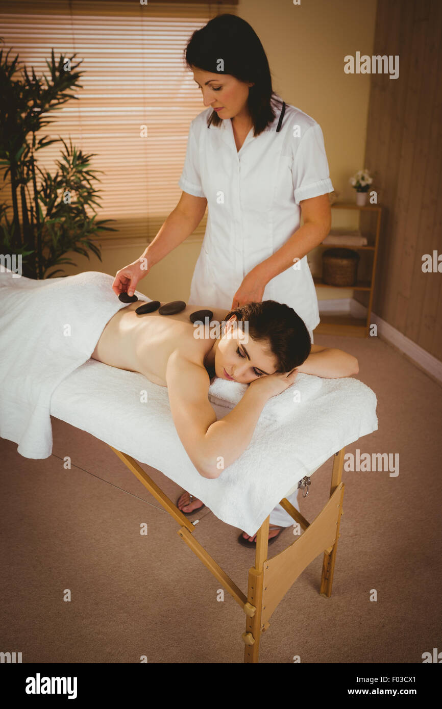 Young woman getting a massage aux pierres chaudes Banque D'Images