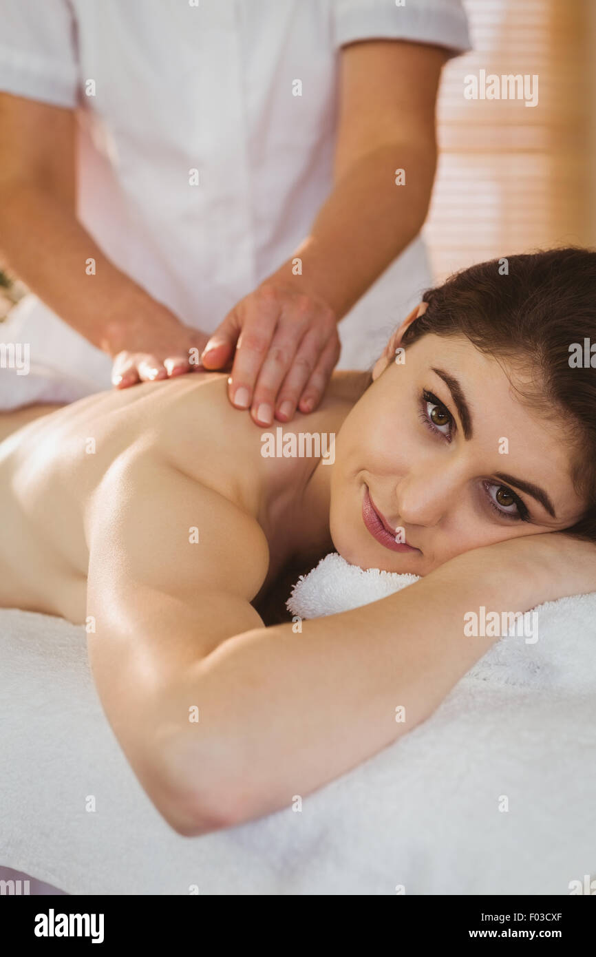 Young woman getting shoulder massage Banque D'Images