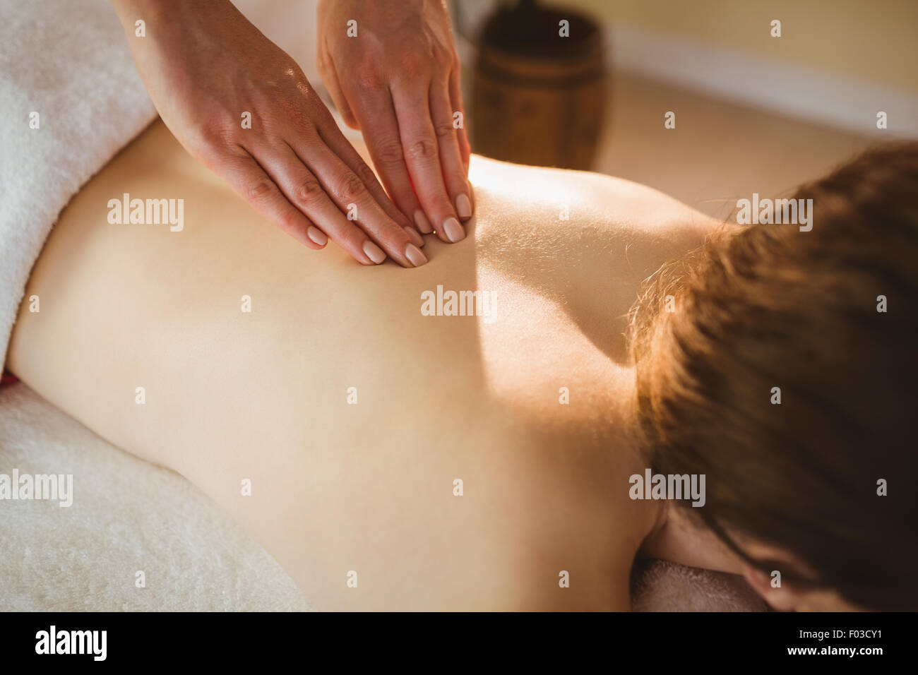 Young woman getting a massage Banque D'Images