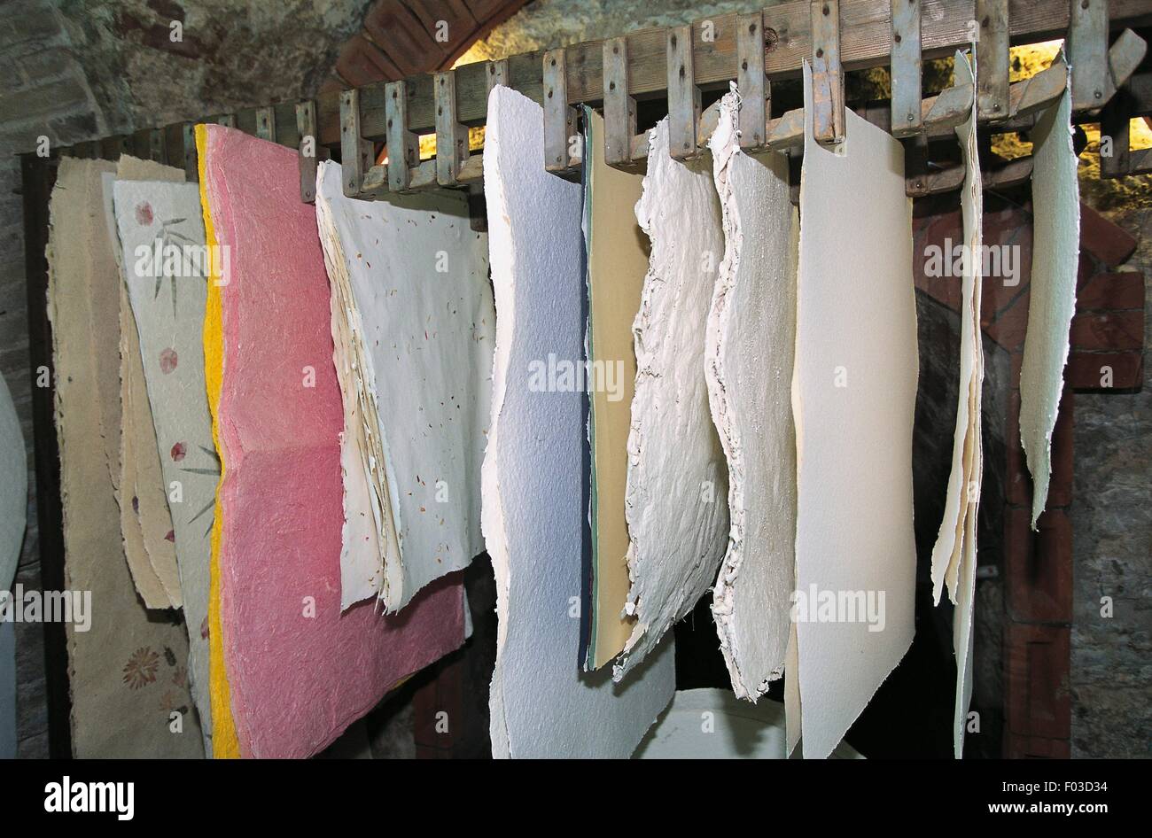Feuilles de papier accroché à sécher, de papier et le filigrane Museum, Fabriano, Marches, Italie. Banque D'Images