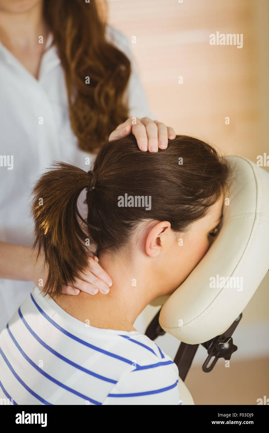 Young woman getting massage au président Banque D'Images