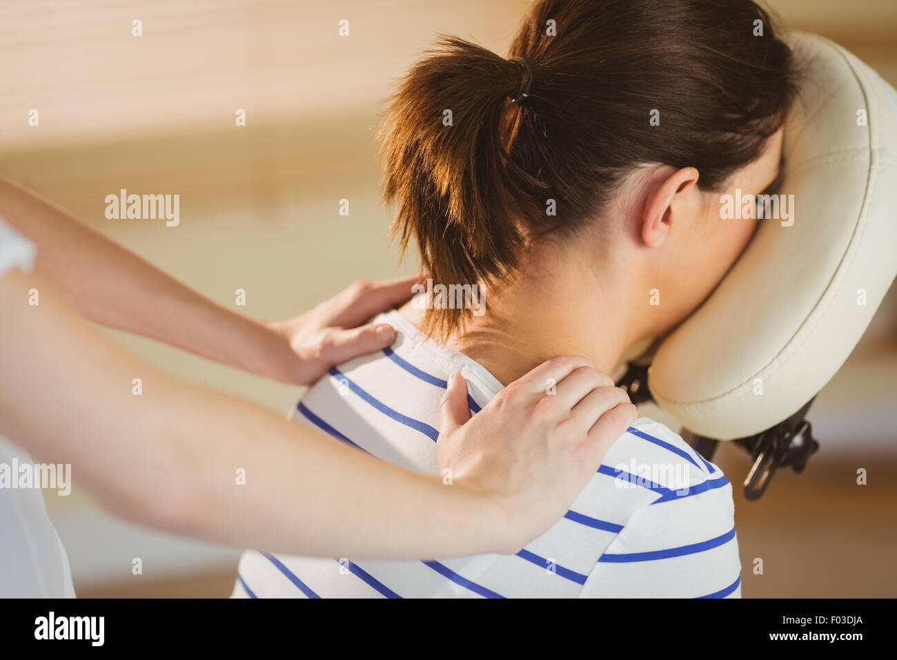 Young woman getting massage au président Banque D'Images