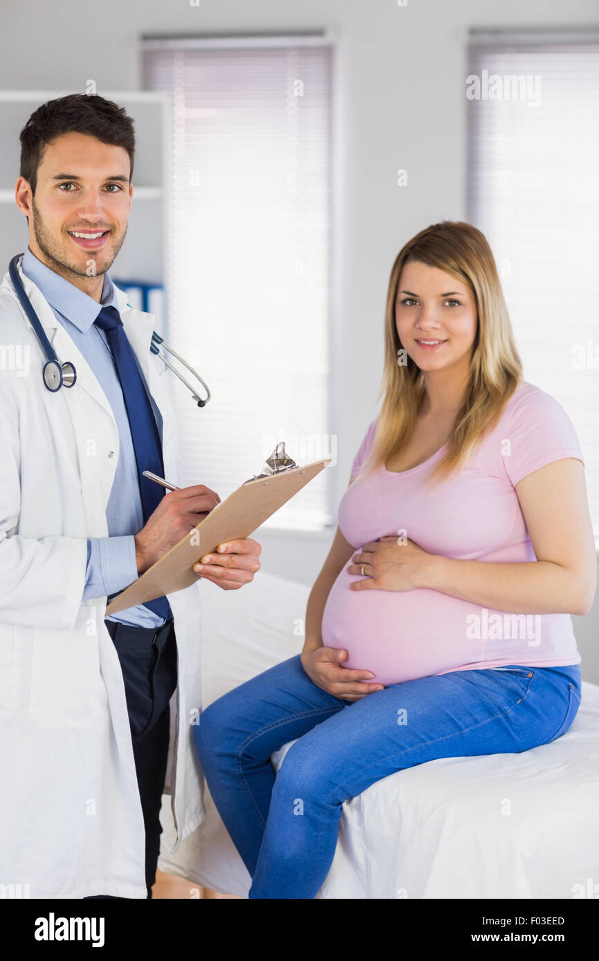 Portrait of smiling docteur et sa patiente enceinte Banque D'Images