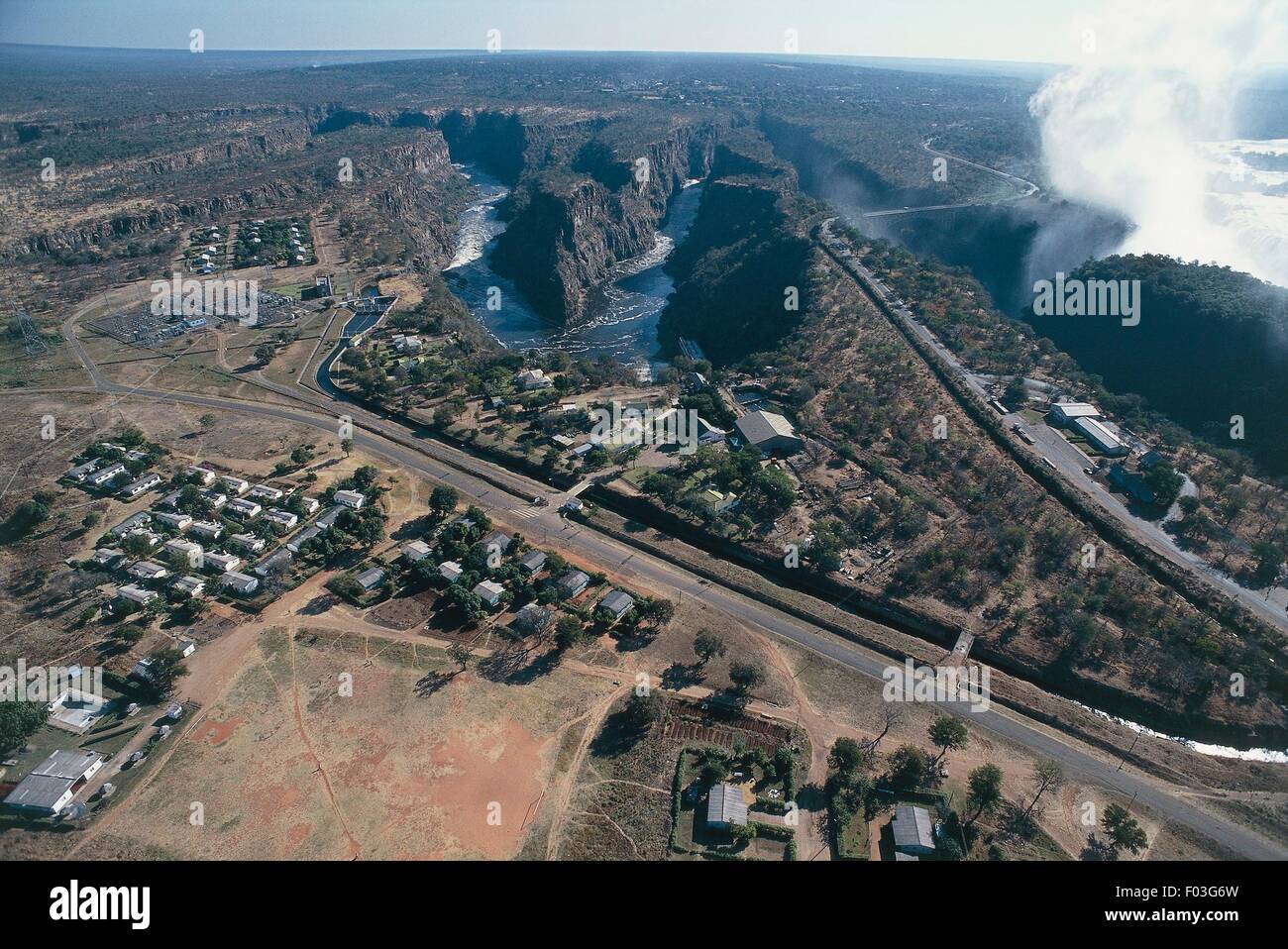 Vue aérienne des installations touristiques, près de Victoria Falls, fleuve Zambèze (Liste du patrimoine mondial de l'UNESCO, 1989) - Parc National de Mosi-oa-Tunya, Zambie Banque D'Images