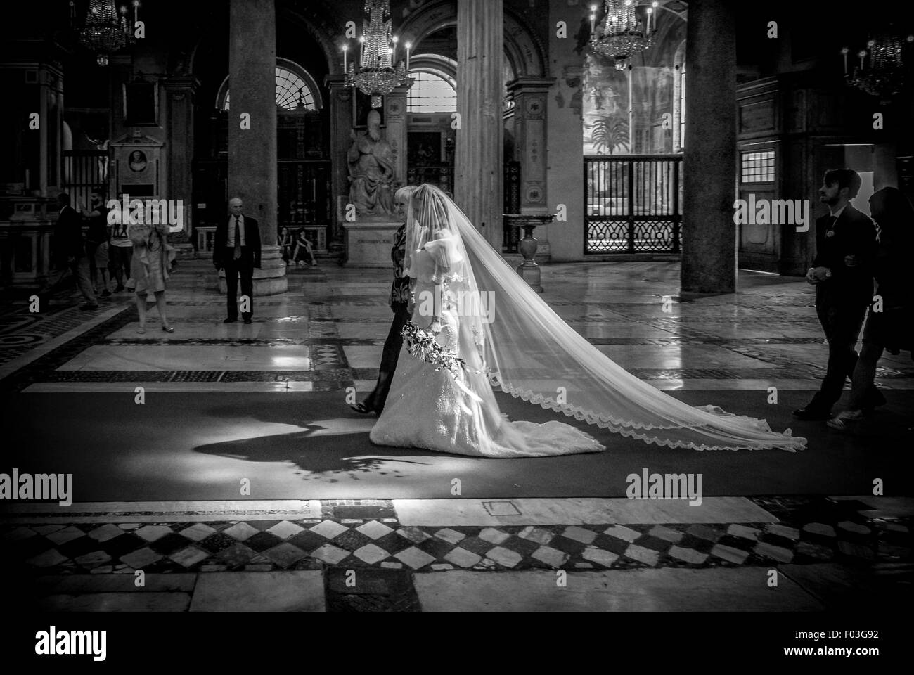 Mariée marcher vers l'autel de Santa Maria in Aracoeli le jour de son mariage. Rome. L'Italie. Banque D'Images