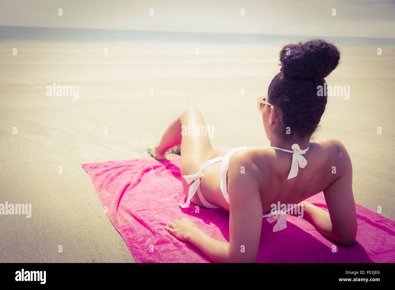 Slim woman sunbathing on towel Banque D'Images