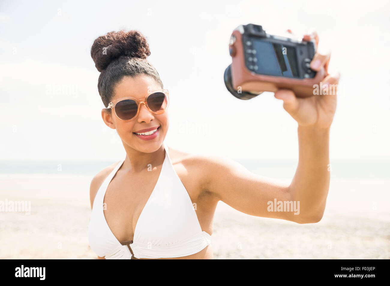 Pretty woman in bikini prendre selfies Banque D'Images