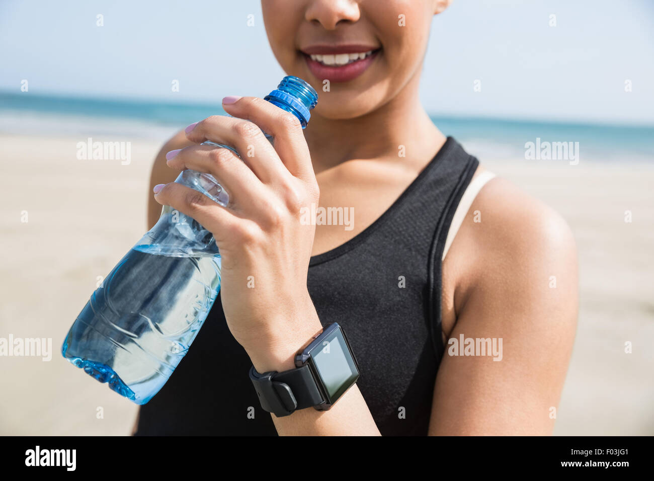 Fit woman wearing smart watch Banque D'Images