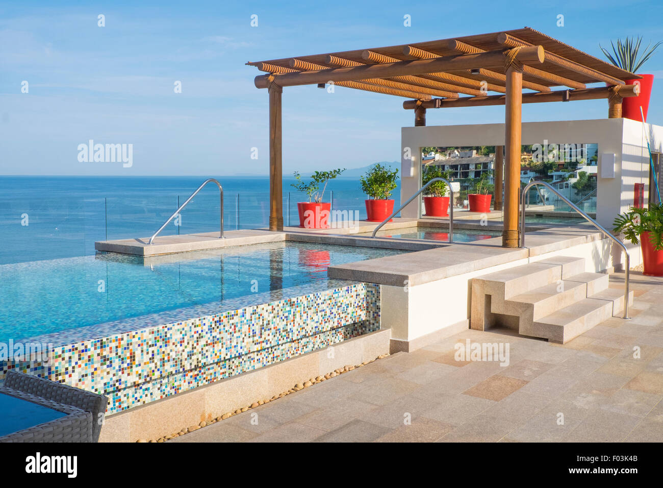Piscine sur le toit à Puerto Vallarta, au Mexique. Banque D'Images