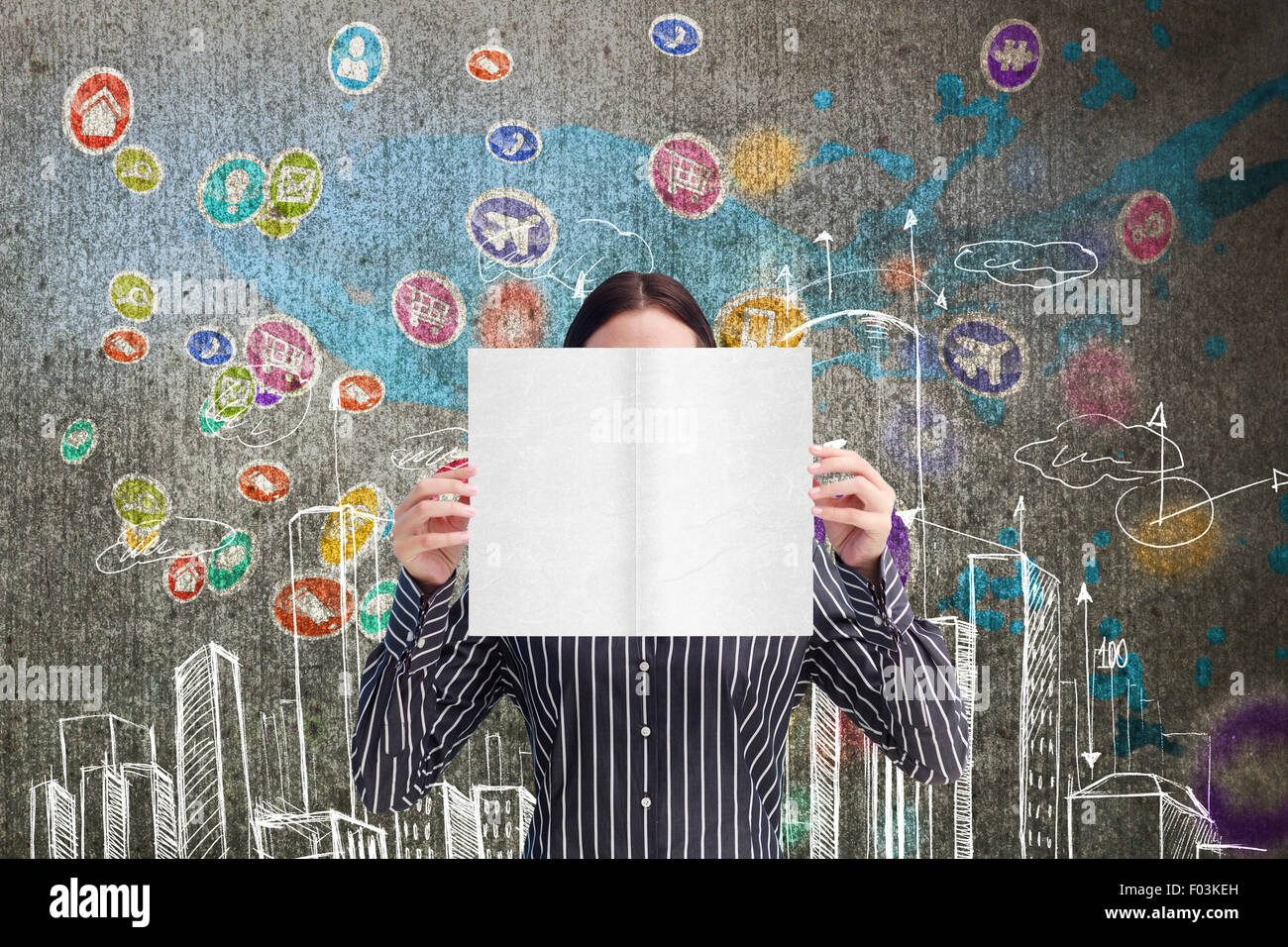 Portrait of woman montrant une grande carte d'affaires en face de son visage Banque D'Images
