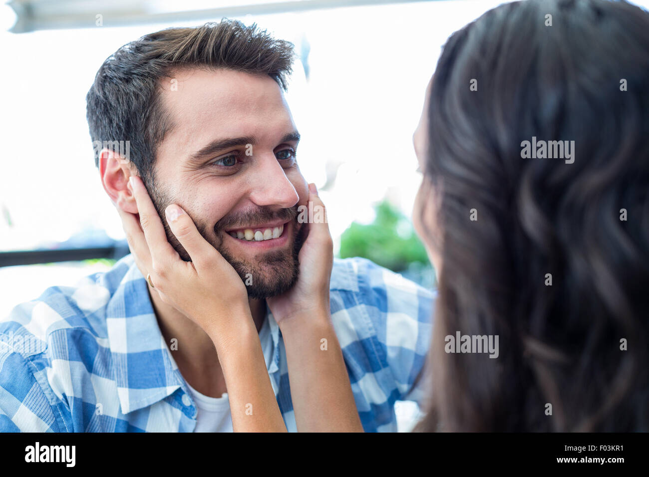 Joli couple de toucher leur visage Banque D'Images