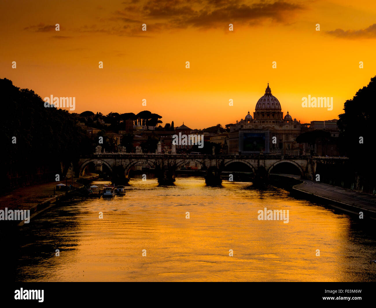 La basilique Saint Pierre. Au coucher du soleil de la Cité du Vatican, Rome. L'Italie. Banque D'Images