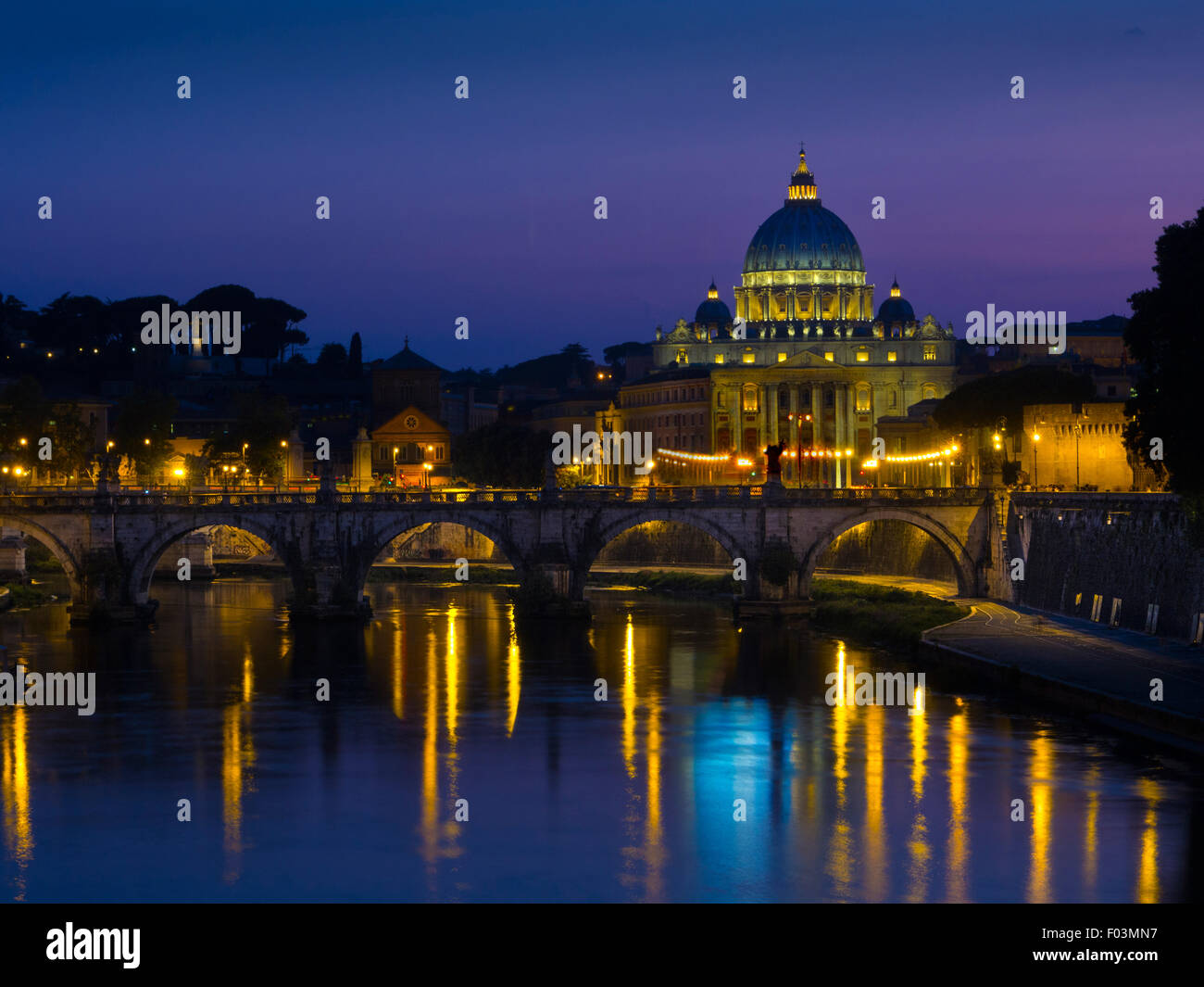 La basilique Saint Pierre. La nuit de la Cité du Vatican, Rome. L'Italie. Banque D'Images