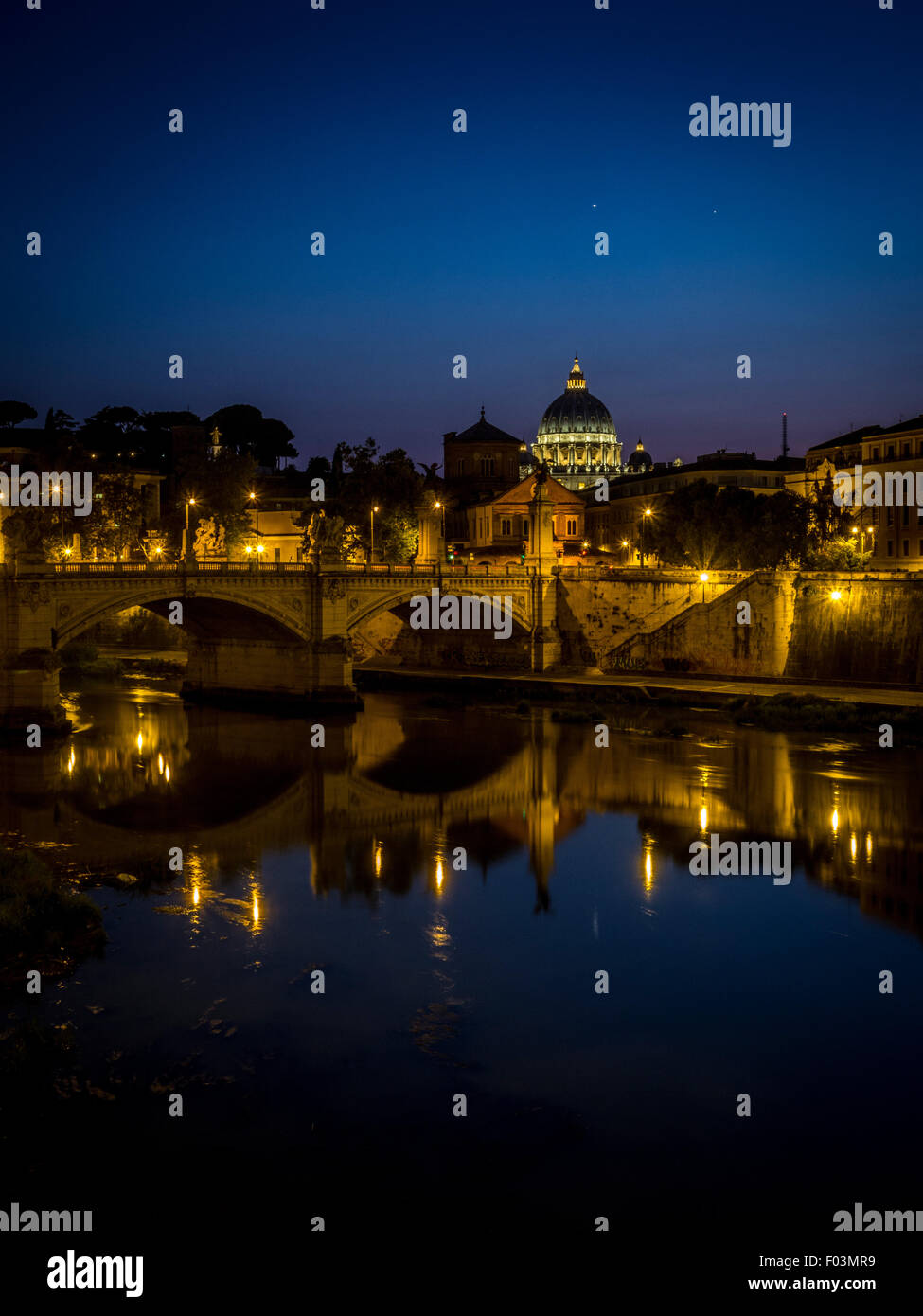 La basilique Saint Pierre. Ponte Vittorio Emanuele ll Vatican City at night, Rome. L'Italie. Banque D'Images