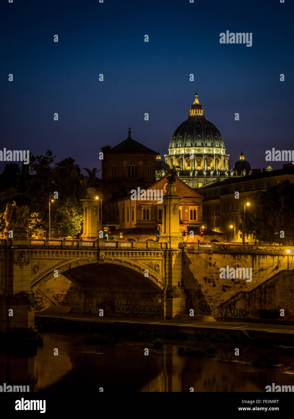 La basilique Saint Pierre. La nuit de la Cité du Vatican, Rome. L'Italie. Banque D'Images