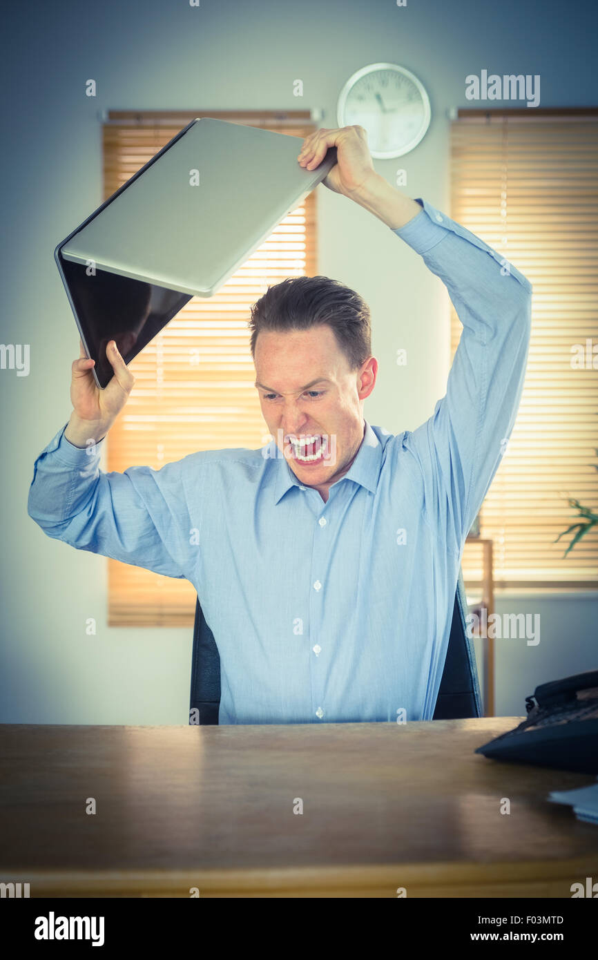 Homme d'affaires à propos d'écraser furieux son ordinateur portable Banque D'Images