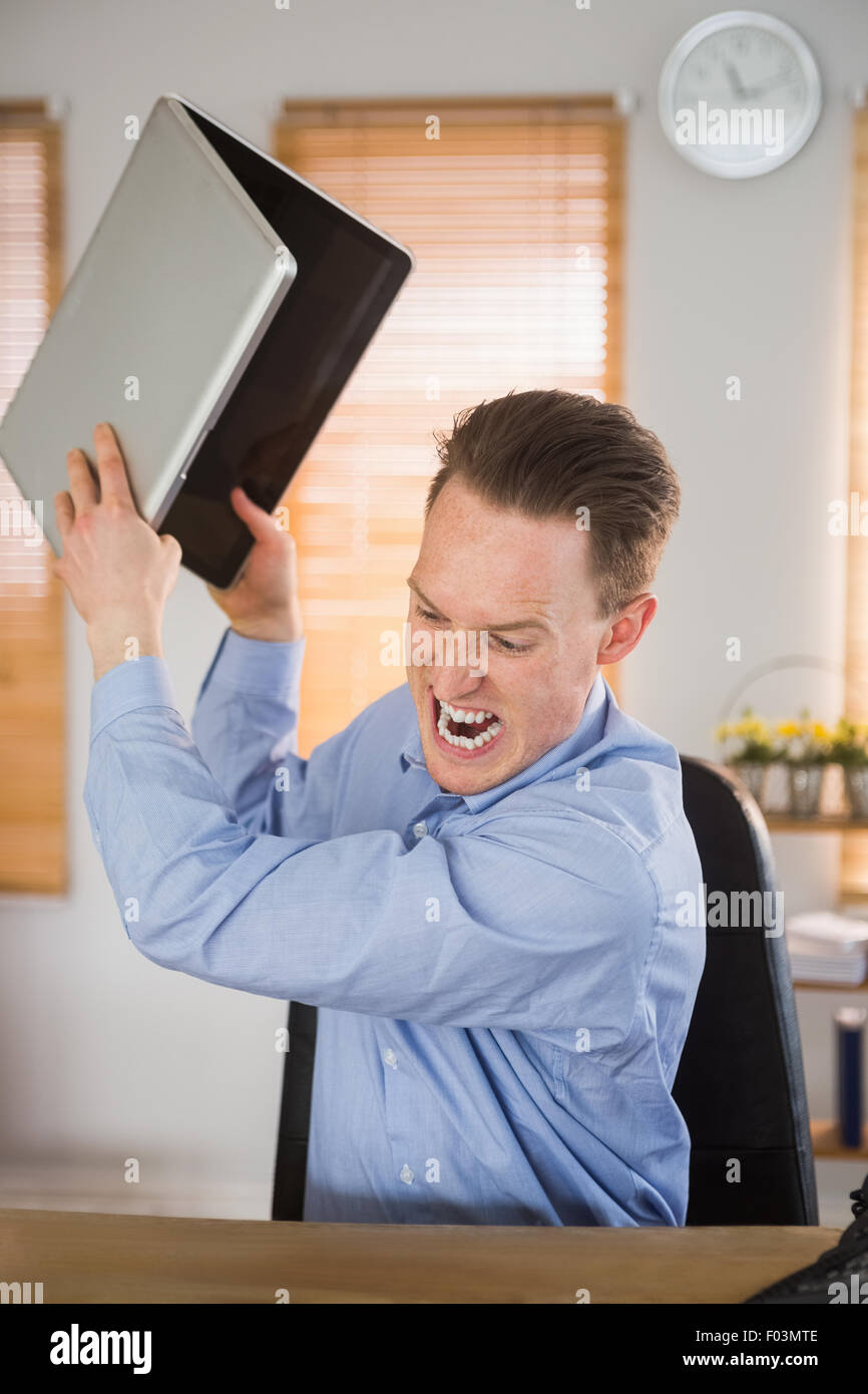 Homme d'affaires à propos d'écraser furieux son ordinateur portable Banque D'Images