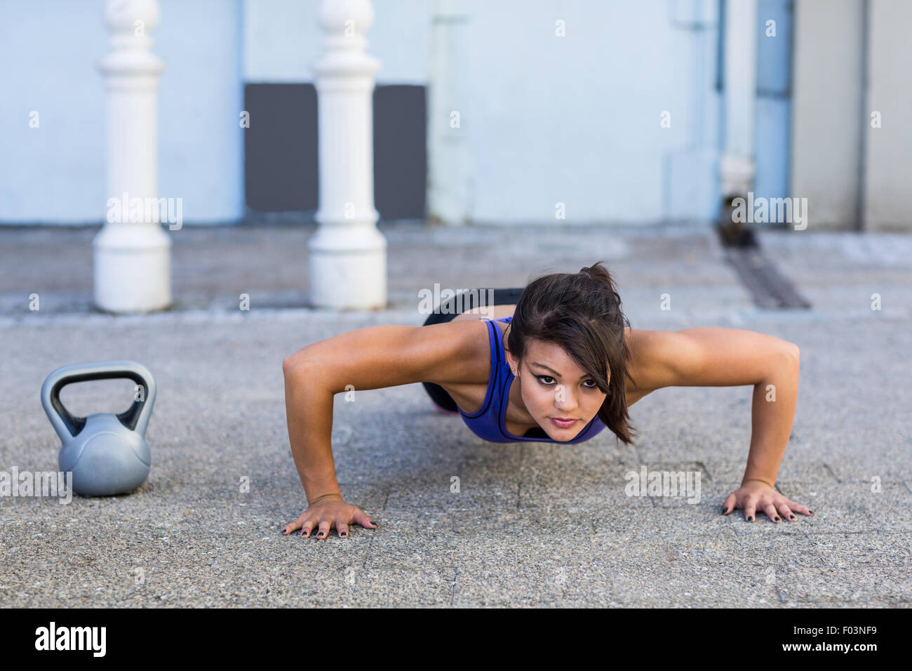 L'accent athletic woman doing push-ups Banque D'Images