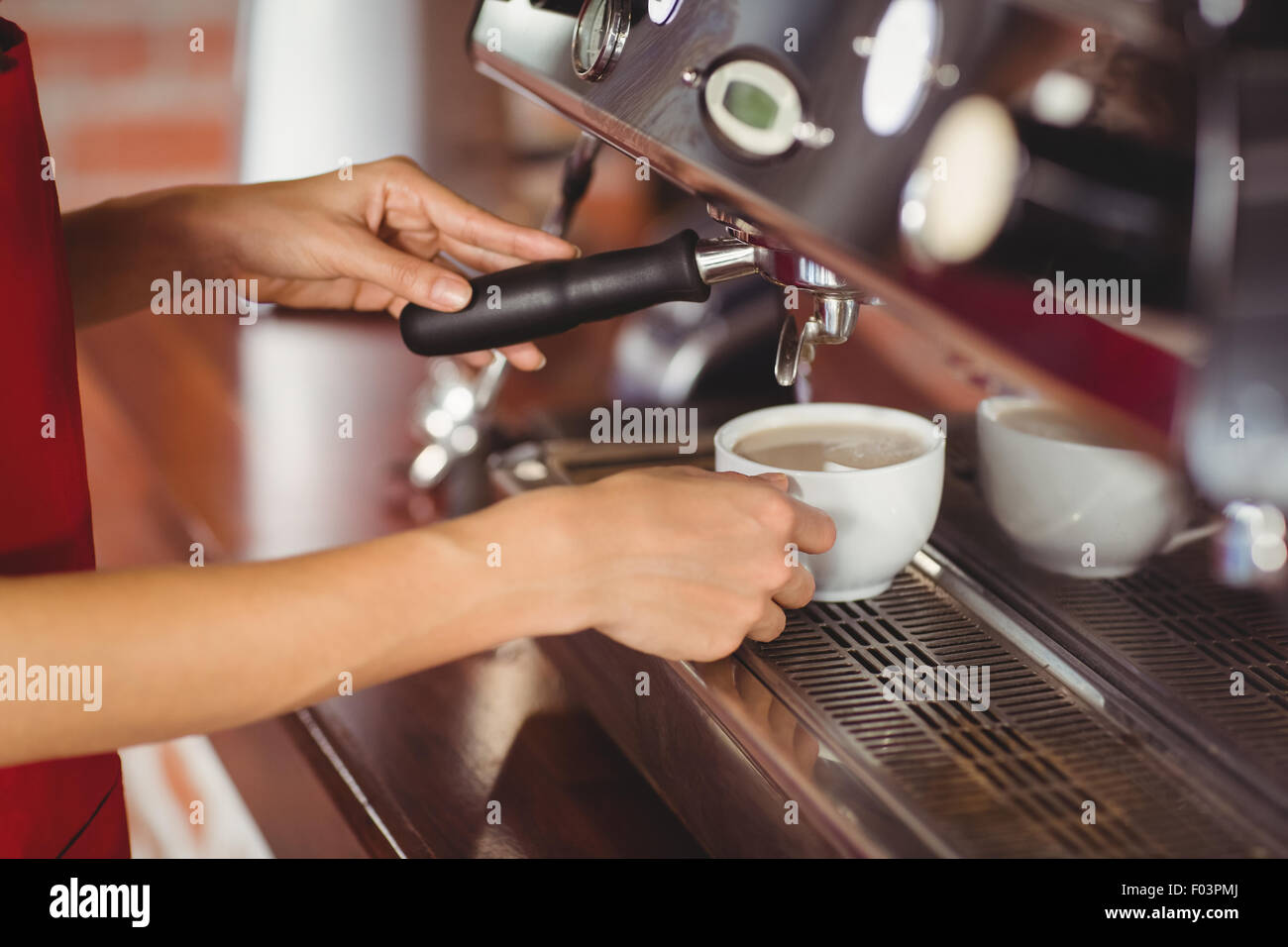 A smiling barista de préparer le café Banque D'Images