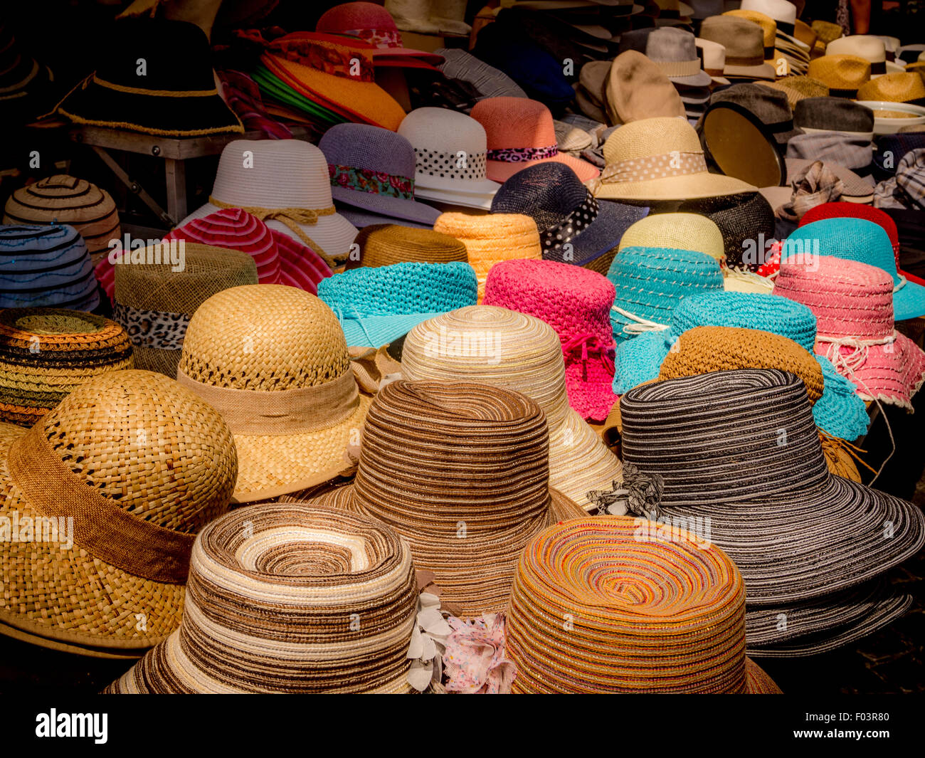 Vente de décrochage mesdames chapeaux de paille à Campo de' Fiori marché  alimentaire en plein air à Rome., en Italie Photo Stock - Alamy