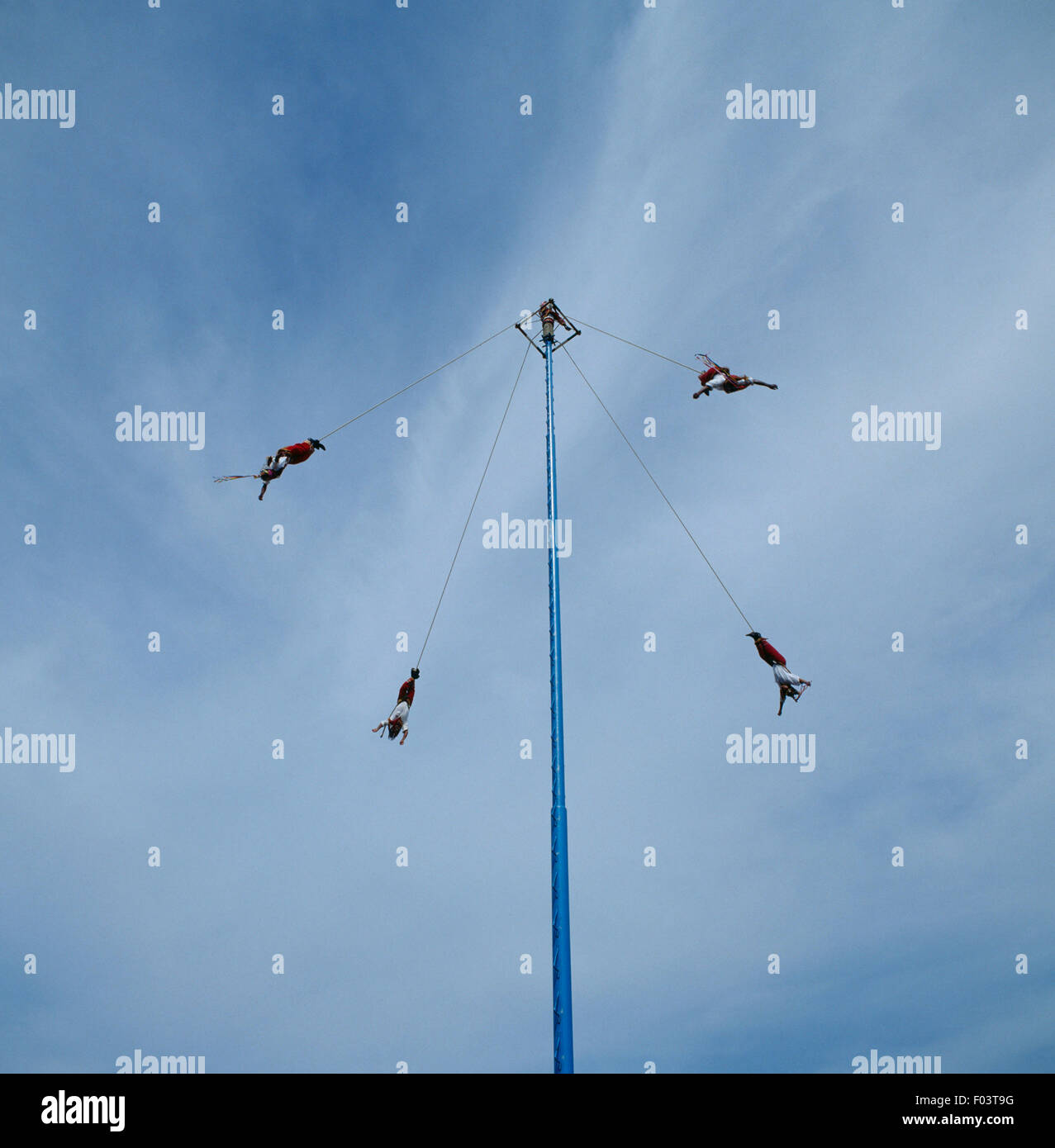 Voladores (hommes volants) lancer eux-mêmes à partir de la plate-forme au sommet du poteau, El Tajin, Veracruz, Mexique. Banque D'Images