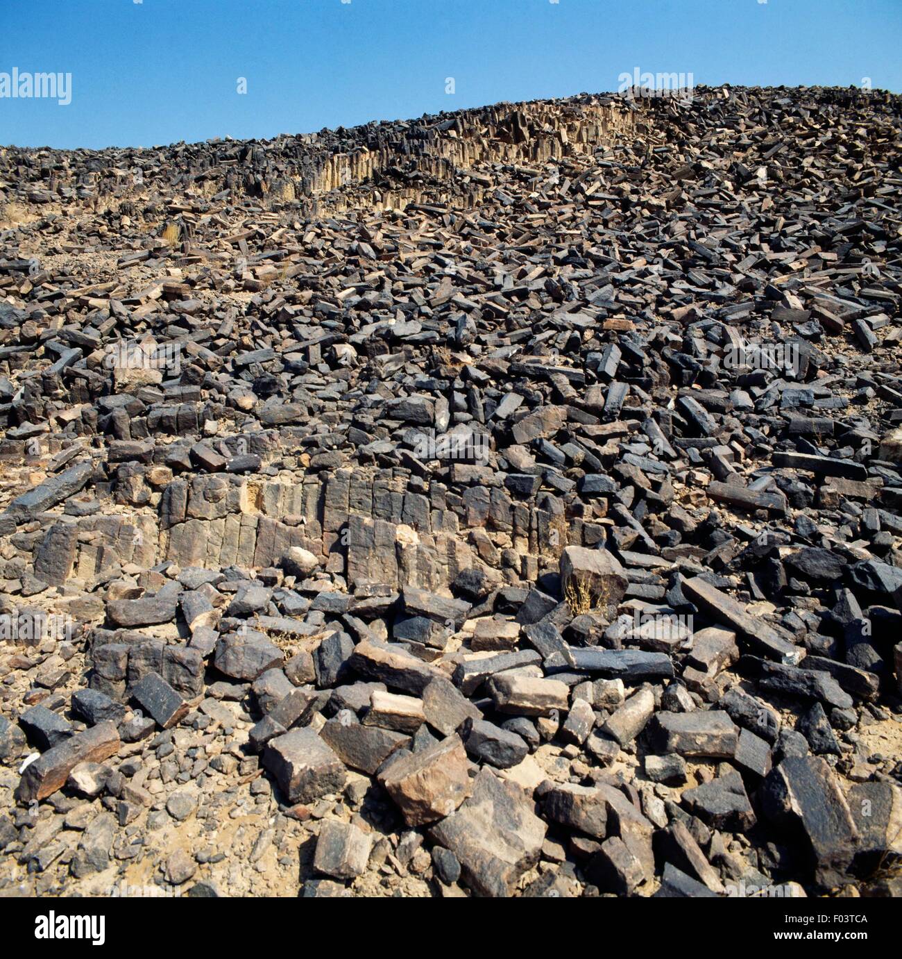 Ha-Minsara, également connu sous le nom de la colline des prismes ou l'atelier de menuiserie, Giv'ot, Reved Makhtesh Ramon ou le cratère de Ramon, près de la ville de Mitzpe Ramon, désert du Néguev, en Israël. Banque D'Images