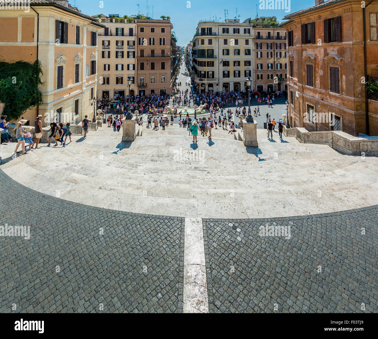 Les marches espagnoles, tourné par le haut à la recherche vers le bas en direction de la Piazza di Spagna . Rome. Italie Banque D'Images