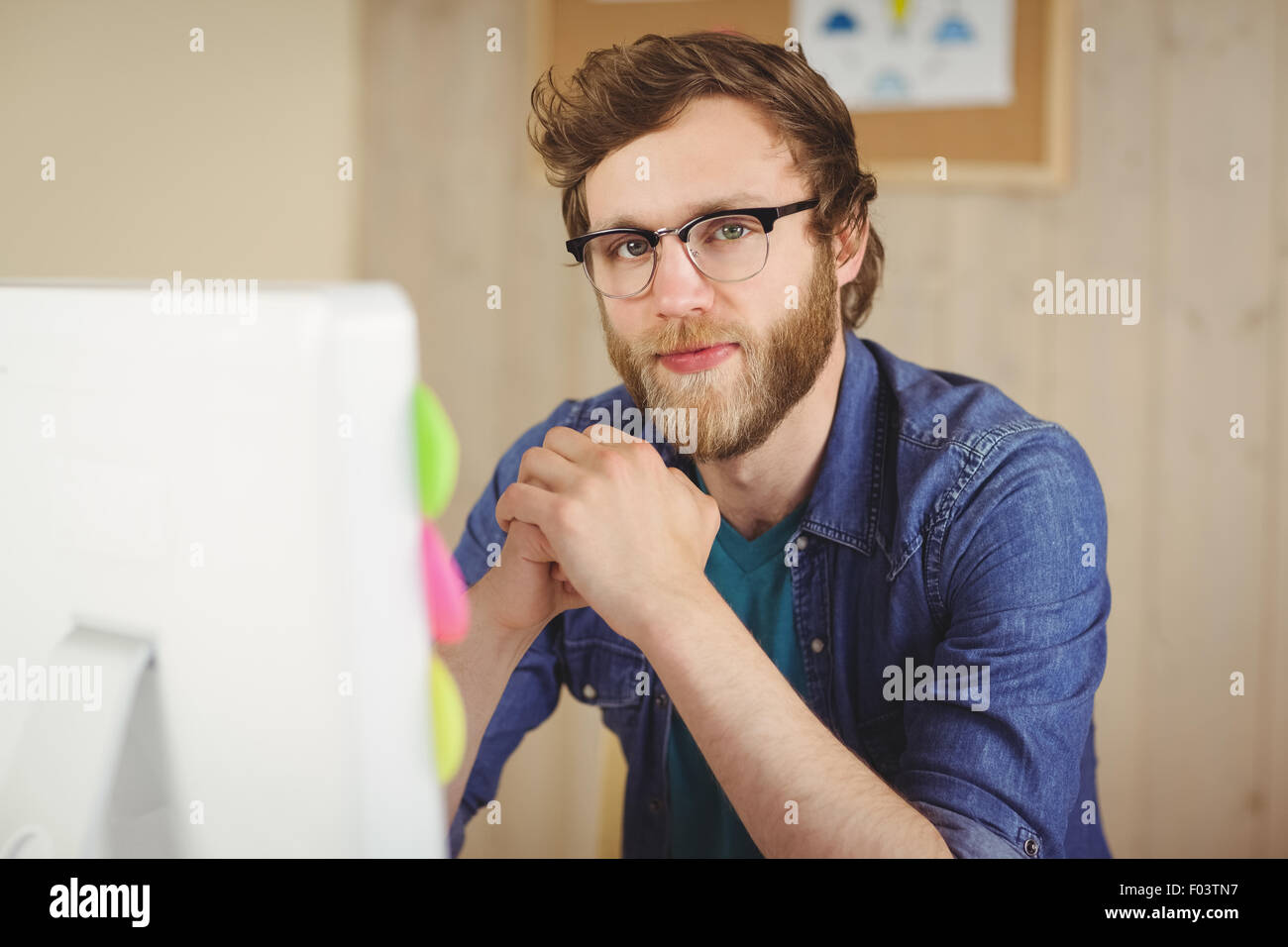 Hipster businessman working at his desk Banque D'Images