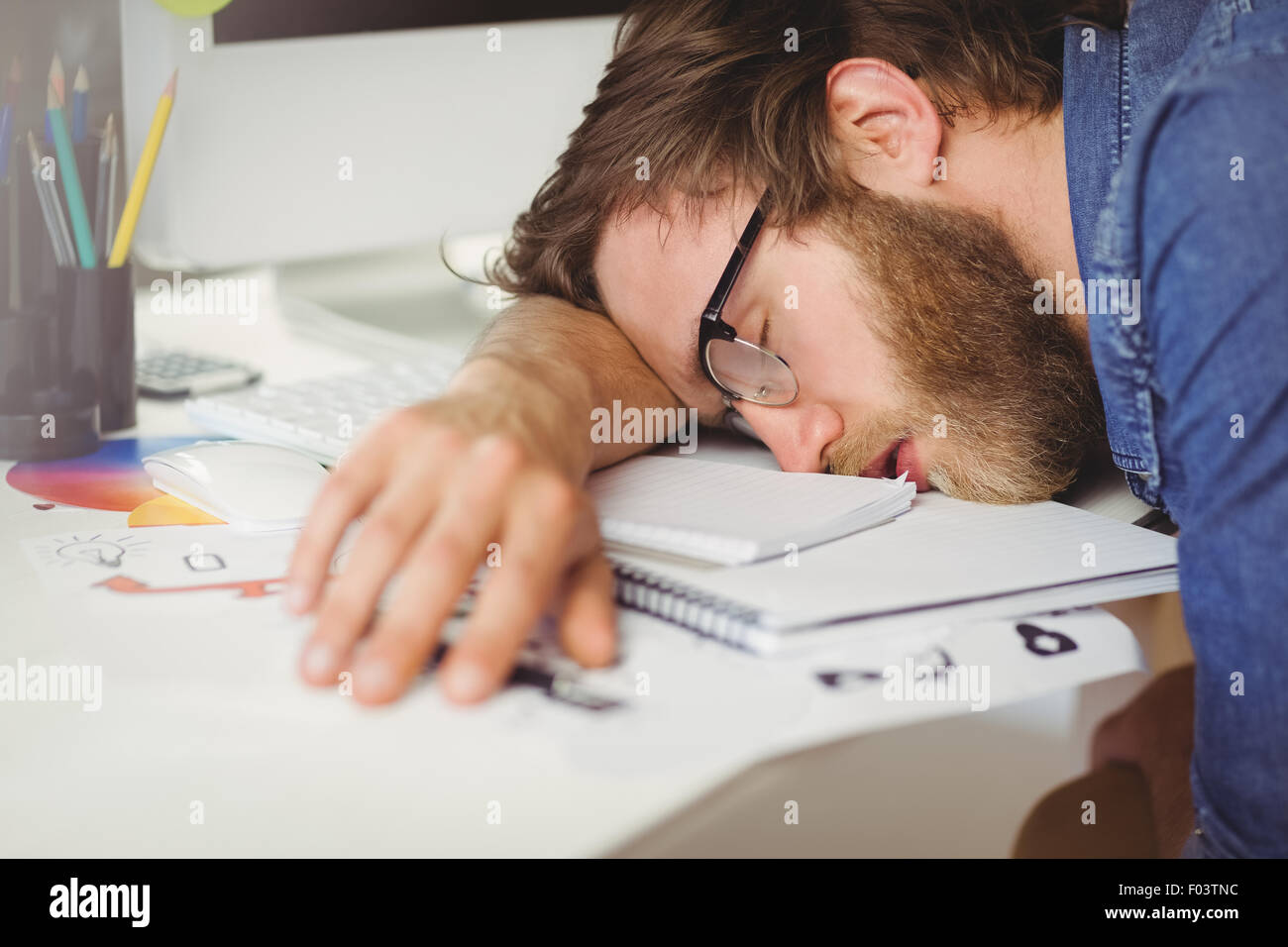 Hipster businessman sleeping at his desk Banque D'Images
