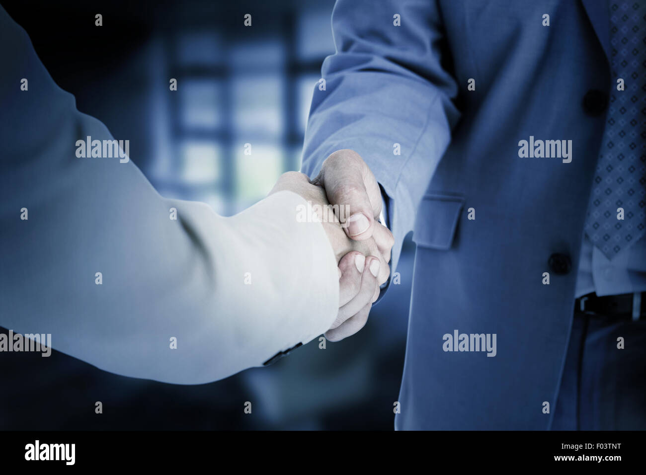 Image composite de personnes en fonction de shaking hands Banque D'Images