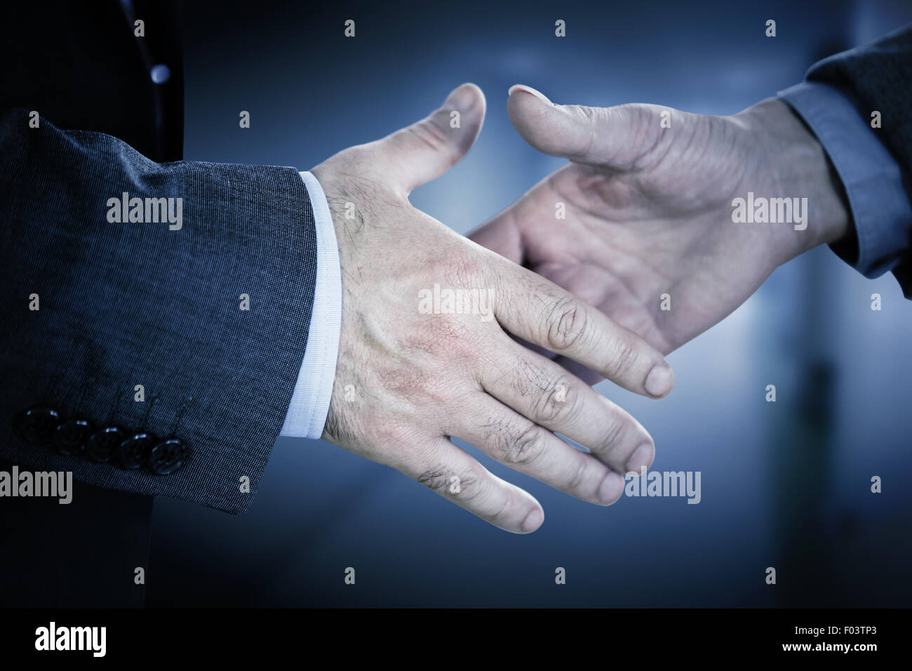 Image composite de deux personnes allant à leur serrer la main Banque D'Images