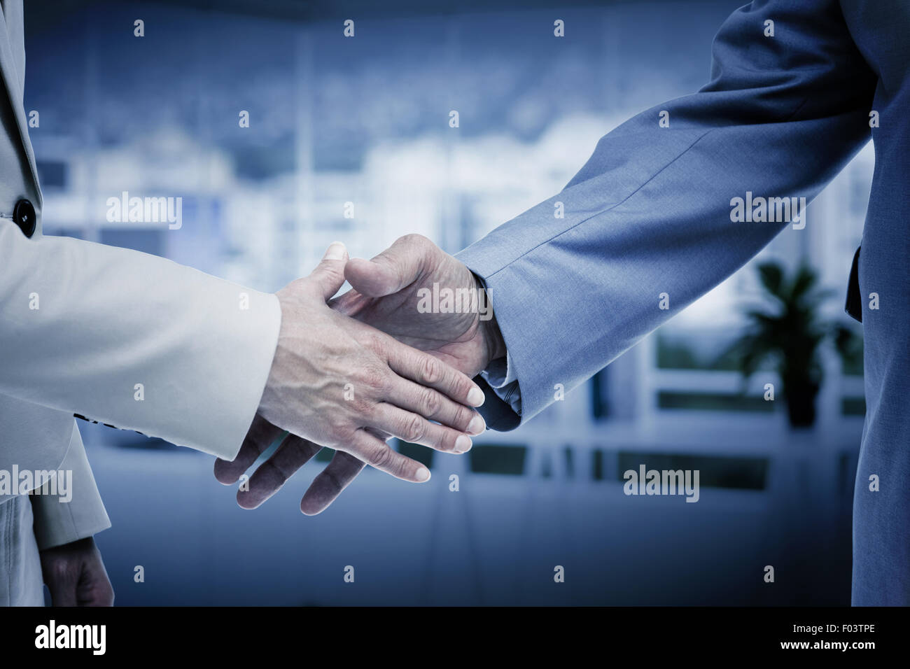 Composite image of business people shaking leurs mains Banque D'Images
