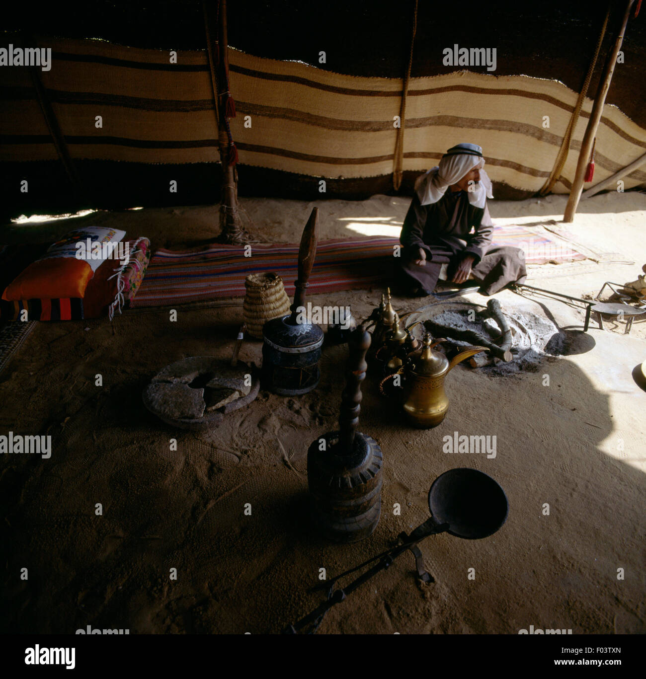 L'homme dans une tente bédouine dans le désert de Judée, en Israël. Banque D'Images