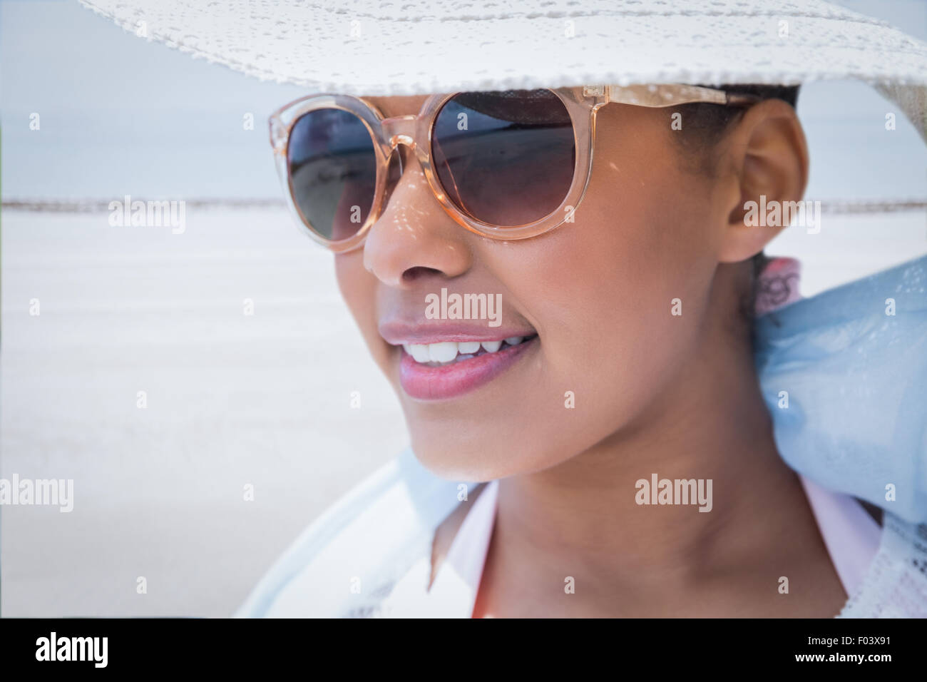 Femme élégante avec chapeau et lunettes de soleil Banque D'Images