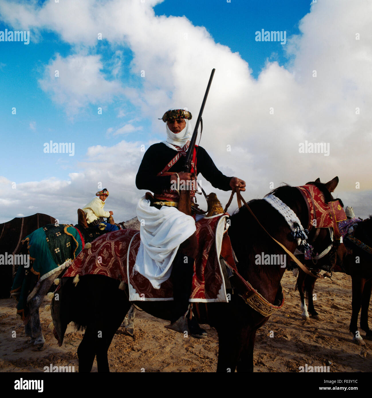 Cavalier berbère avec carabine, festival berbère, Douz, Tunisie. Banque D'Images