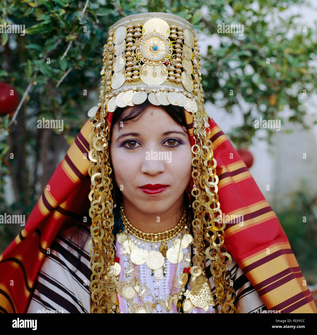 Femme portant un costume traditionnel et bijoux berbères, la Tunisie Photo  Stock - Alamy