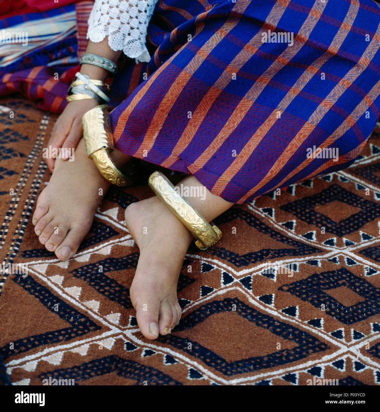 Femme portant un costume traditionnel et bijoux berbères, détail des pieds,  la Tunisie Photo Stock - Alamy