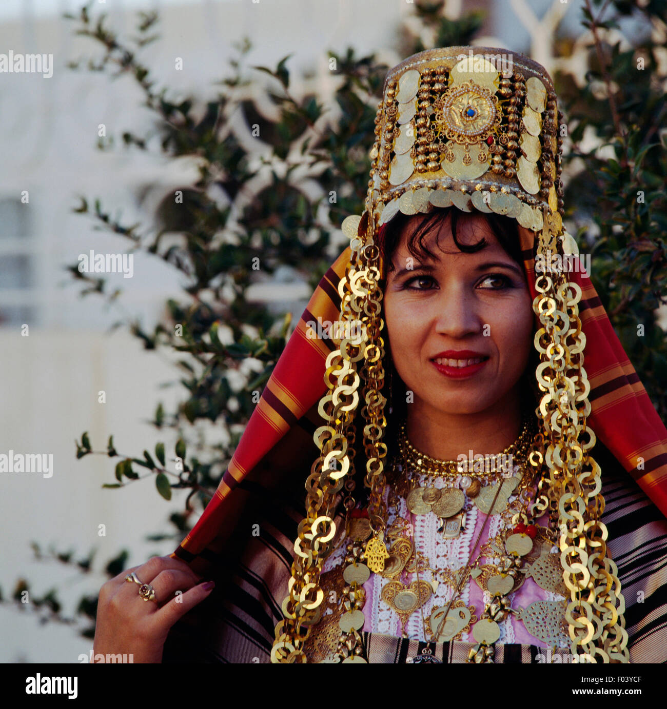 Femme portant un costume traditionnel et bijoux berbères, la Tunisie Photo  Stock - Alamy