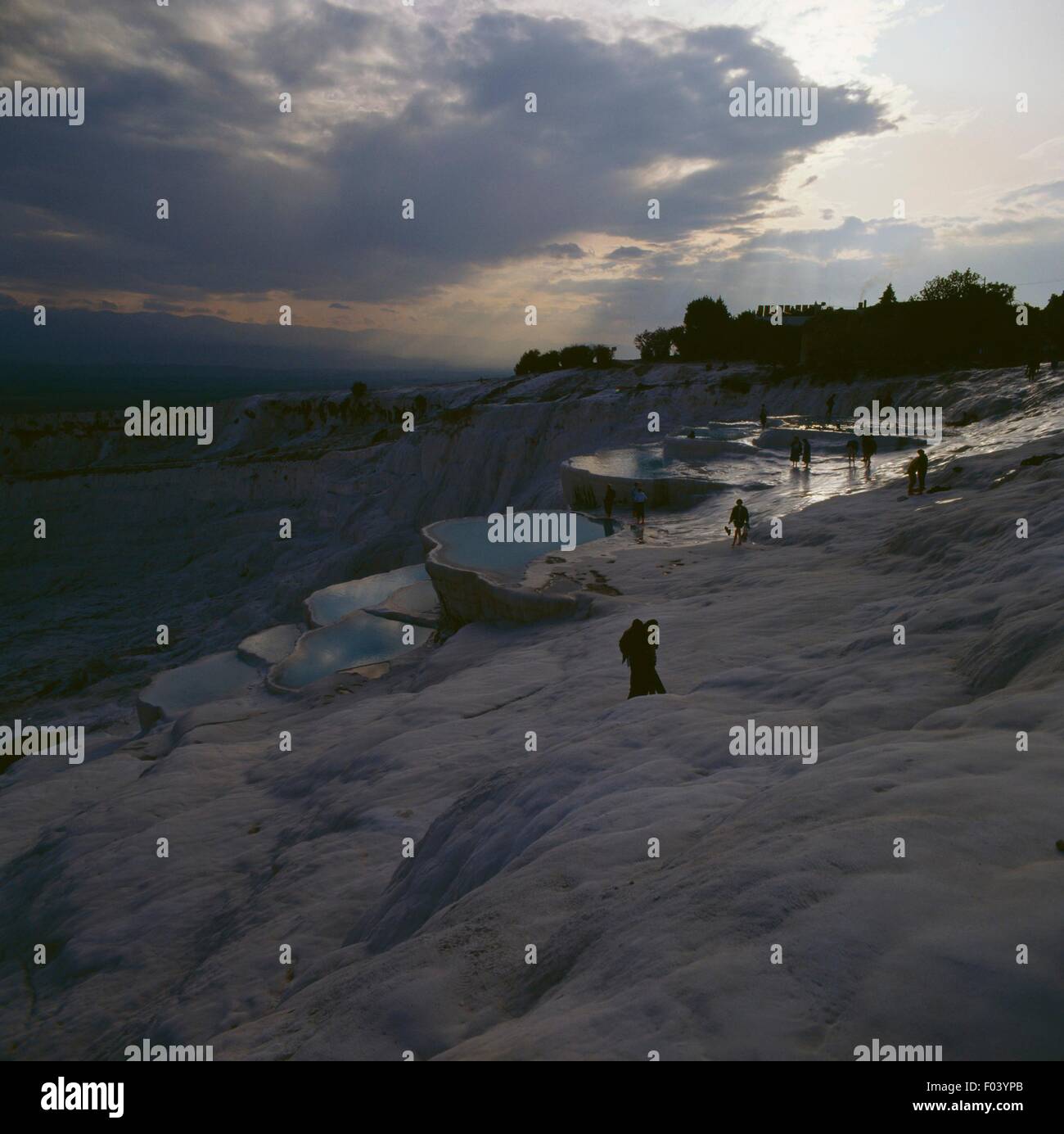 Les piscines naturelles de minéraux carbonatés laissées par les eaux thermales, Pamukkale (Liste du patrimoine mondial de l'Unesco, 1988), province de Denizli, Turquie. Banque D'Images