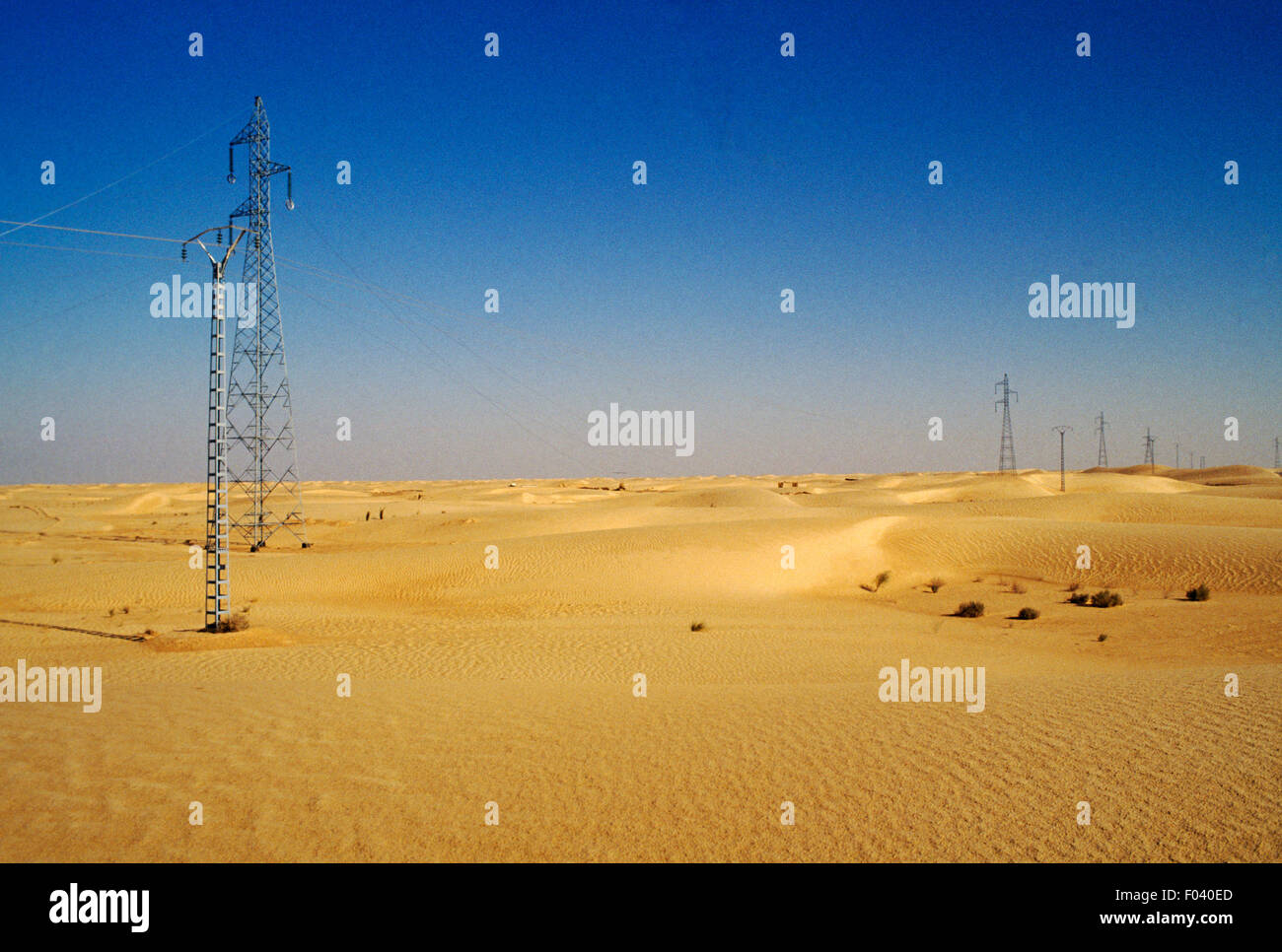 Pylônes près de Touggourt, désert du Sahara, l'Algérie. Banque D'Images