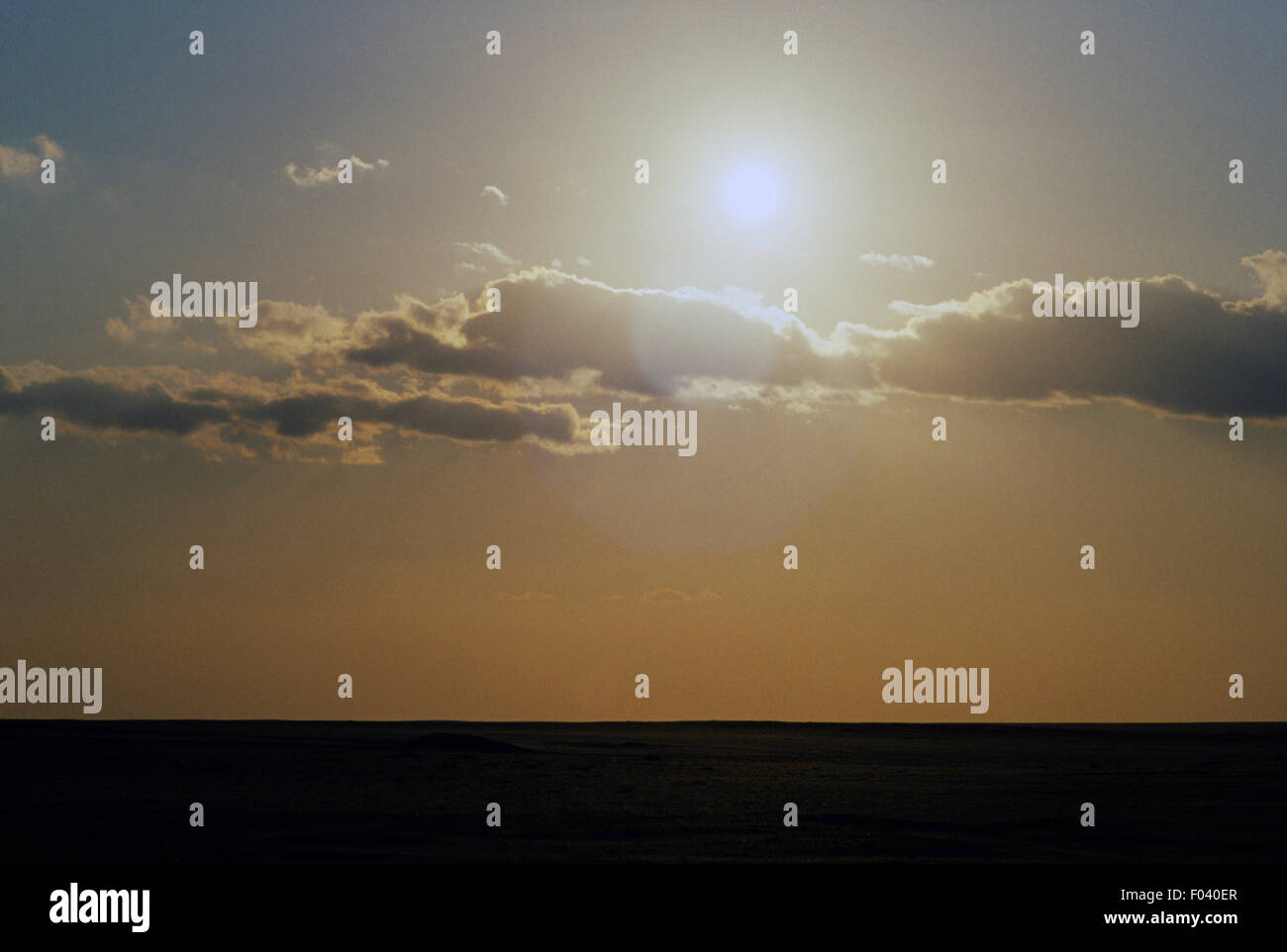 Ciel avec nuages rétroéclairé, Touggourt, Algérie. Banque D'Images