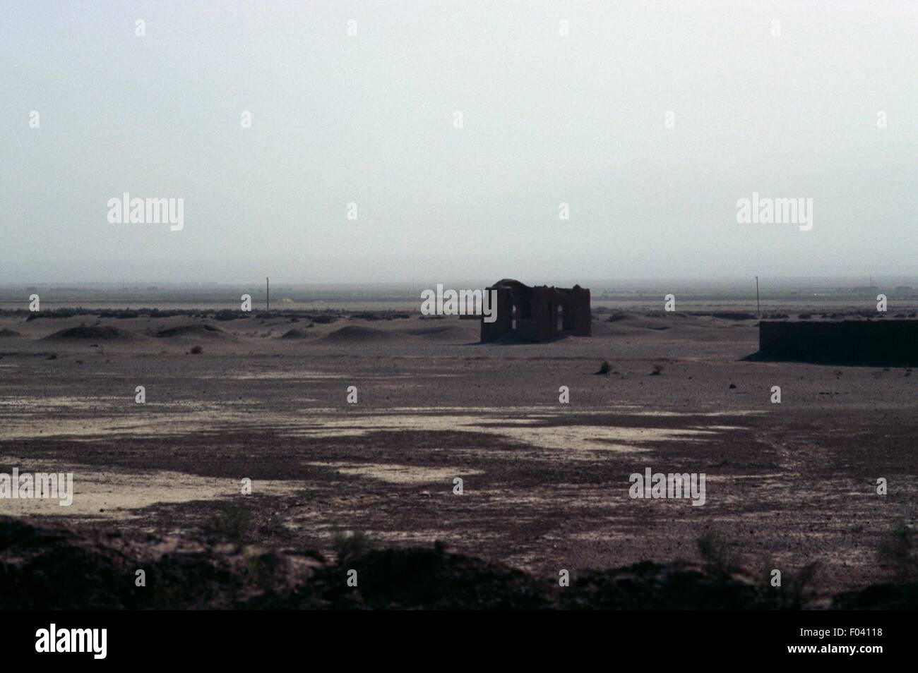 Ruines d'un règlement, à Dasht-e Kavir ou le Grand désert de sel, l'Iran. Banque D'Images