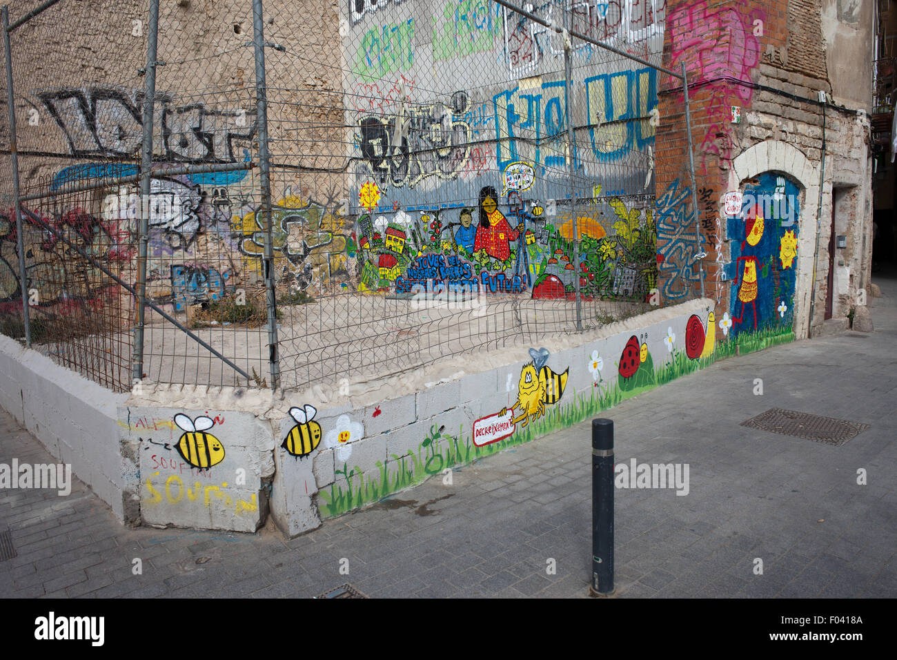 Des graffitis et des peintures murales avec thème conte de fées sur la construction de mur à Barcelone, Catalogne, Espagne Banque D'Images