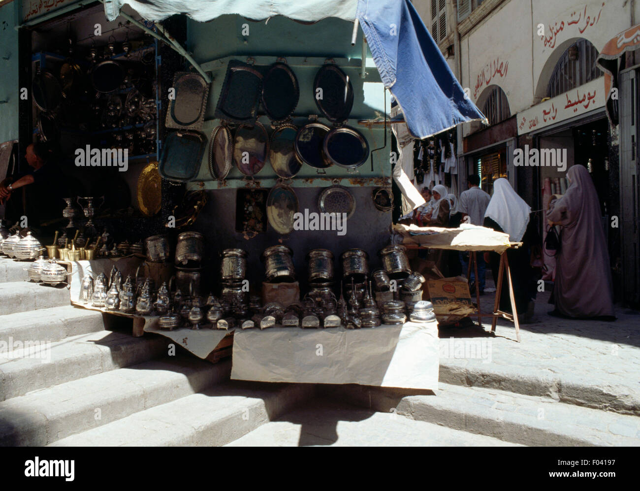 Stand avec des récipients en étain, des plateaux, des assiettes et des théières, Alger, Algérie. Banque D'Images