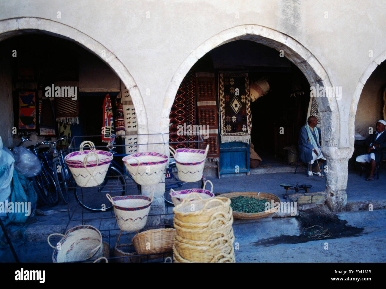 Des paniers de paille à vendre dans un marché à Gabes, Tunisie. Banque D'Images
