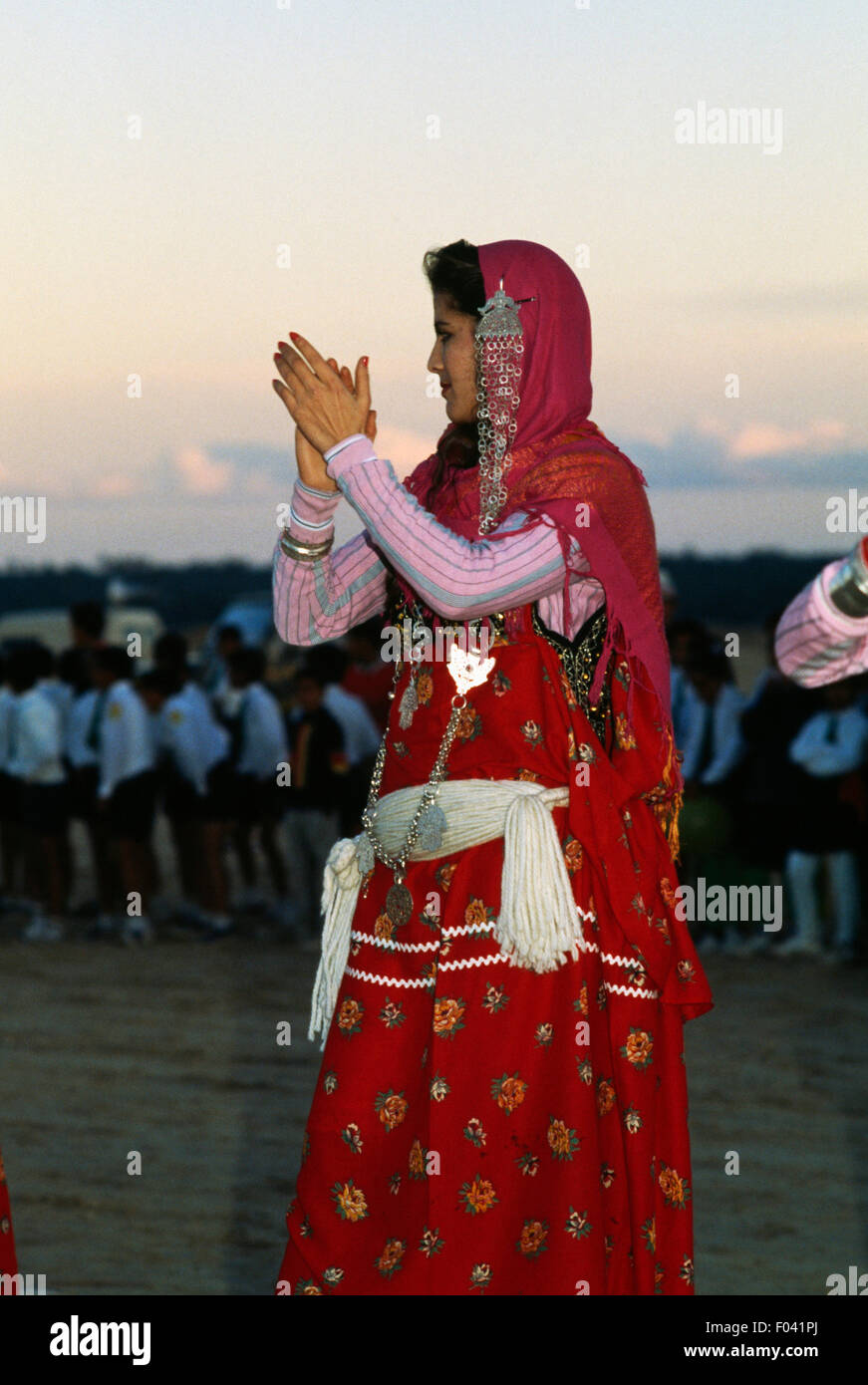 Femme en costume traditionnel, le Festival du Sahara à Douz, Tunisie Photo  Stock - Alamy