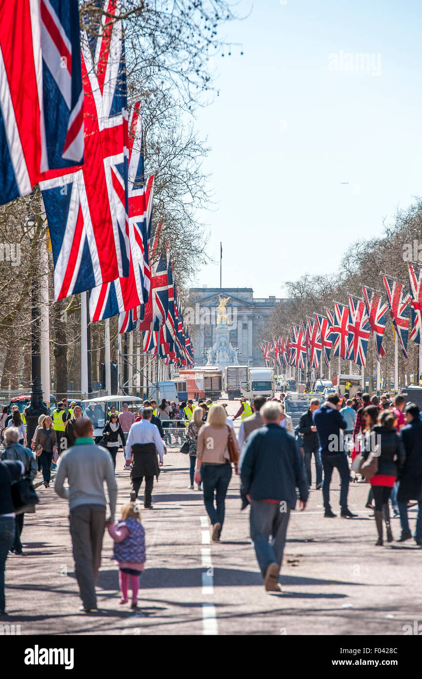 Les touristes marchant sur la Mall vers Buckingham Palace dans la ville de Londres, en Angleterre. Banque D'Images