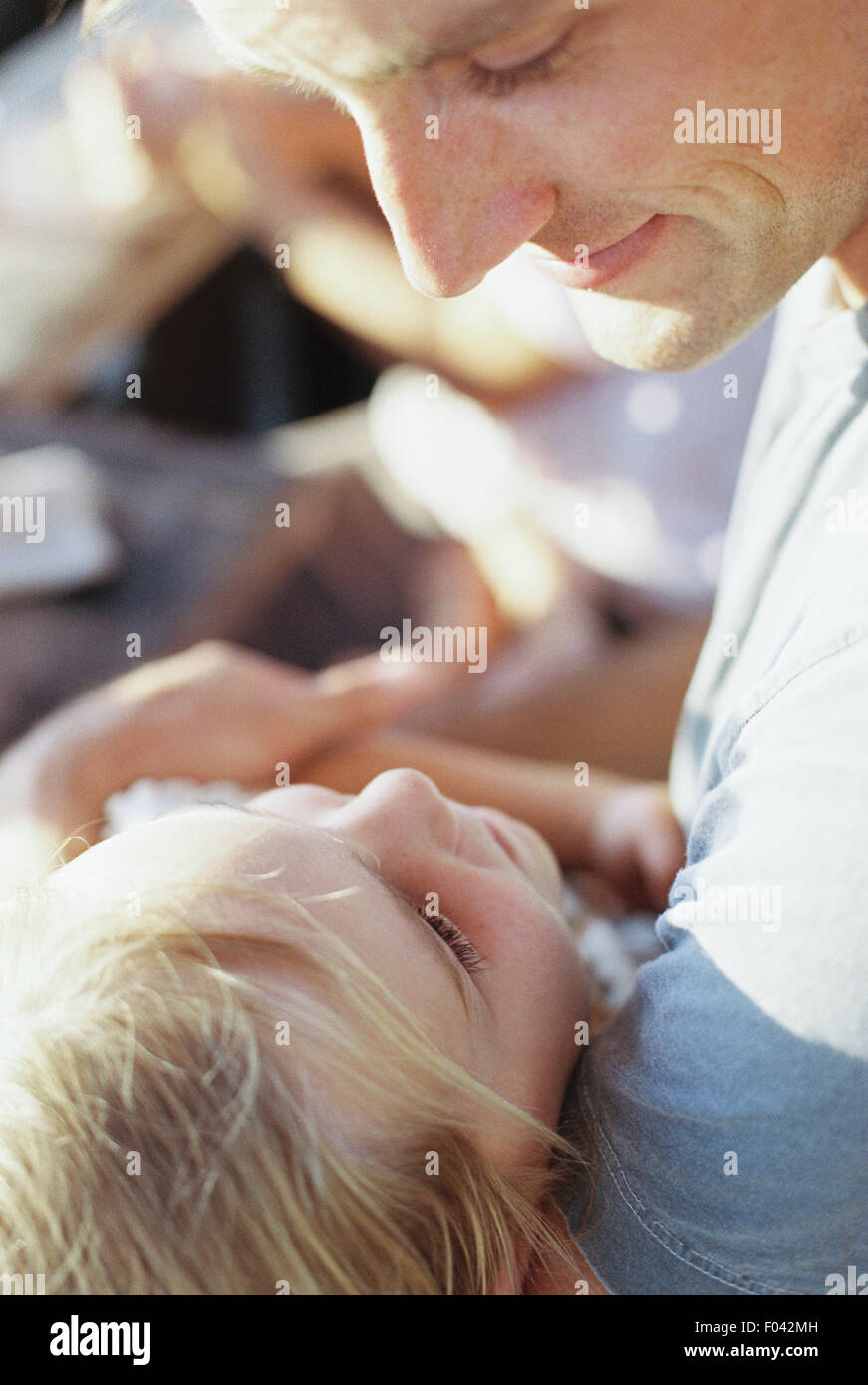 Homme passer du temps de qualité avec sa fille. Banque D'Images